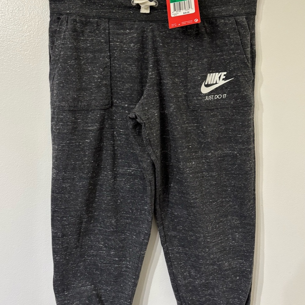 NWT Girls Nike Black/Gray/ White Light Sweatpants. Size YOUTH XL